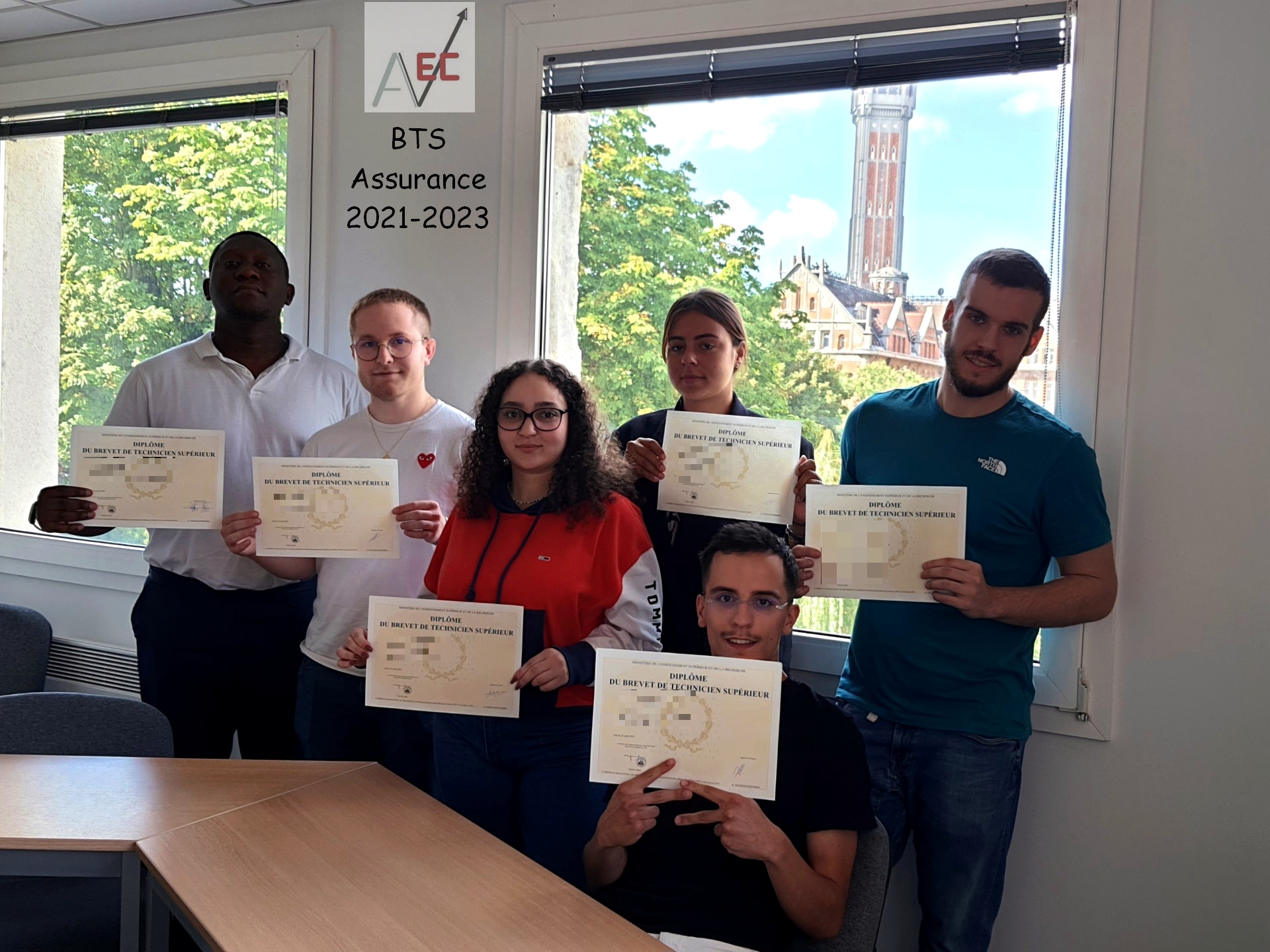 Une partie de nos diplômés BTS Assurance - session 2023 !  Nous vous souhaitons une très belle poursuite de parcours !